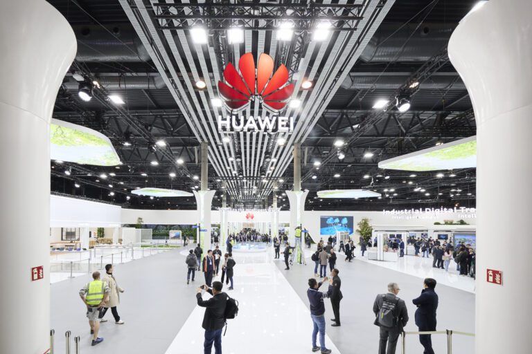 Huawei şi-a lansat propria „oază tehnologică” în Barcelona, la MWC 2023, transformându-şi vizitatorii în turişti SF printr-un carusel de experiențe inovatoare