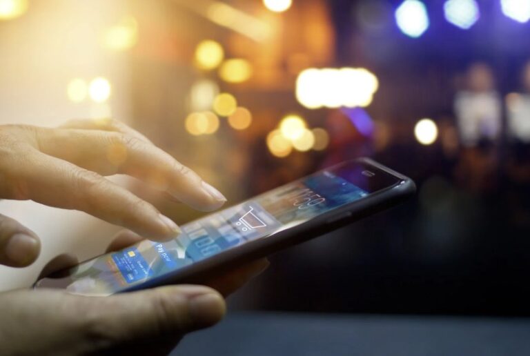 În 2022, românii au făcut tranzacţii online în proporţie de 72,2% de pe smartphone, 27,1% de pe desktop şi 0,7% de pe tabletă