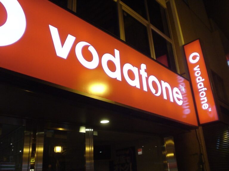 Cel mai mare acționar Vodafone cumpără noi acțiuni