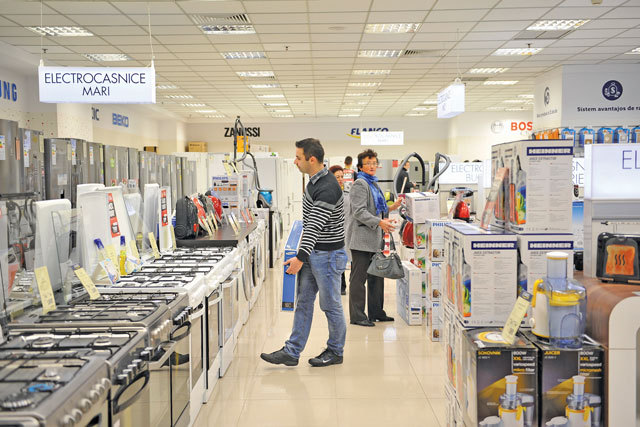 Primul semnal de alarmă. Piaţa de electro-IT a crescut cu 8,6% în valoare, dar avansul e susţinut exclusiv de inflaţie. În volum, vânzările de electronice şi electrocasnice au minus 5%