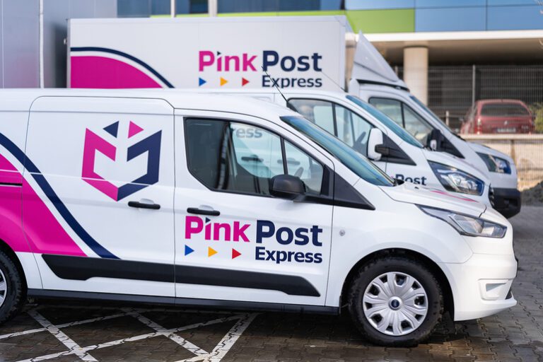 Operațiune surpriză – Pink Post, principal concurent al Poștei Române, și Inform Lykos, lider în România la produse tipărite, au fost integrate într-o companie unde grecii au 50,1% și care va fi listată la Bursa București