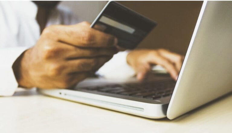 eMAG: plățile cu cardul online au crescut cu peste 22%. Valoarea medie a comenzilor achitate cu cardul online a fost de 316 lei