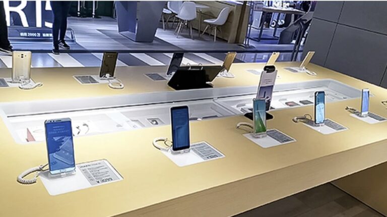 Piața smartphone-urilor nu dă semne de revigorare, dar există și o veste bună: telefoanele se vor ieftini, după ani de creștere continuă a prețurilor