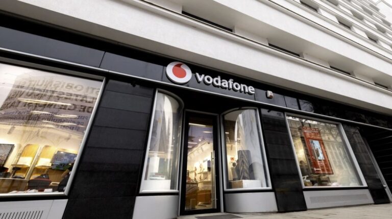 Vodafone a deschis în Bucureşti primul magazin dezvoltat sub conceptul EasyTech, care conţine “de 5 ori mai multe produse” şi “aduce mai multă interactivitate”. În doi ani de zile toate magazinele companiei vor trece prin acest proces