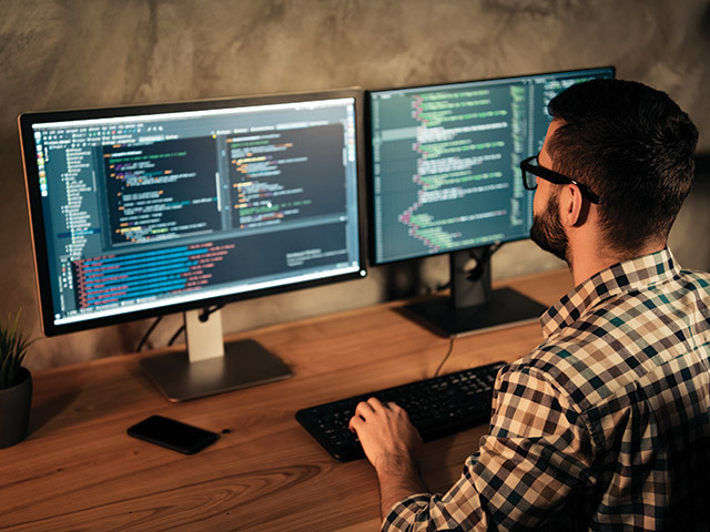 Inflaţia acoperă din nou creşterile salariale. IT-iştii, cel mai bine plătiţi angajaţi din România, câştigă de patru ori mai mult decât angajaţii din hoteluri şi restaurante