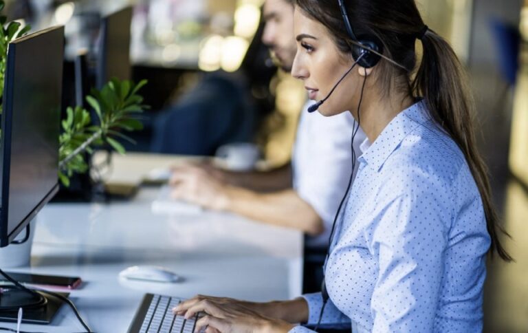 Operatorul de call-centere CGS România, cu 4.000 de angajați, introduce o soluție cu AI de analiză a vorbirii pentru apeluri în timp real