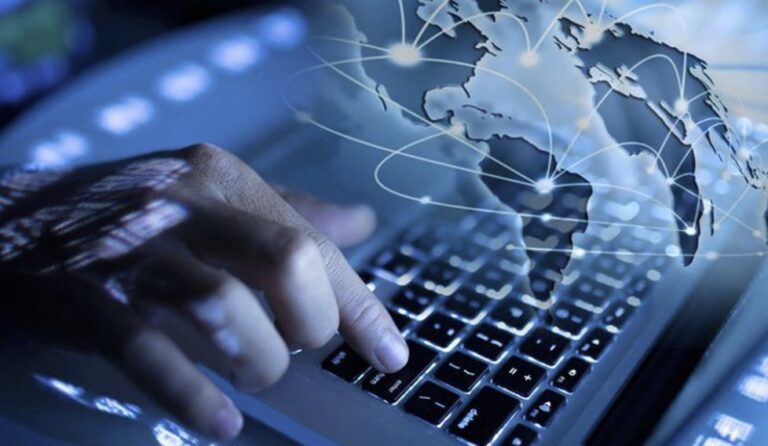 Dependența de internet. Românii petrec ore în șir online, mai mult decât europenii și americanii și peste media la nivel mondial