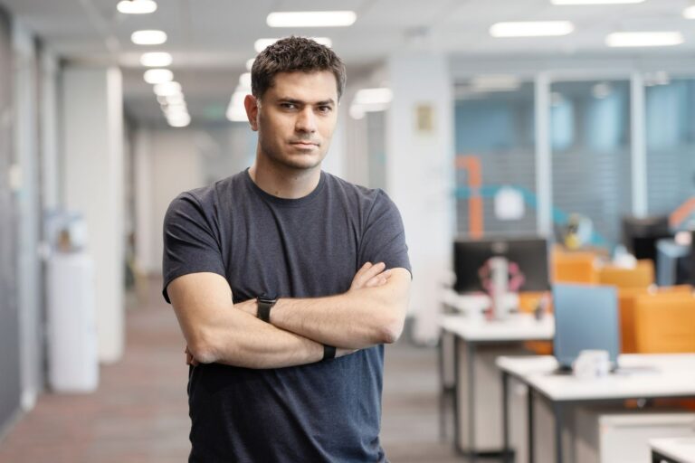 Ioan Iacob, cofondator al FlowX.Ai, explică de ce a reuşit start-up-ul să ia o finanţare record în plin „îngheţ” al tranzacţiilor de venture capital: „Rezolvăm o problemă globală uriaşă în mod consistent. Ce dura ani sau era imposibil cu noi se face în săptămâni”