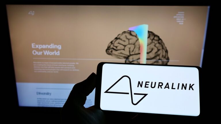 Neuralink a primit autorizarea de a testa implanturile cerebrale pe oameni