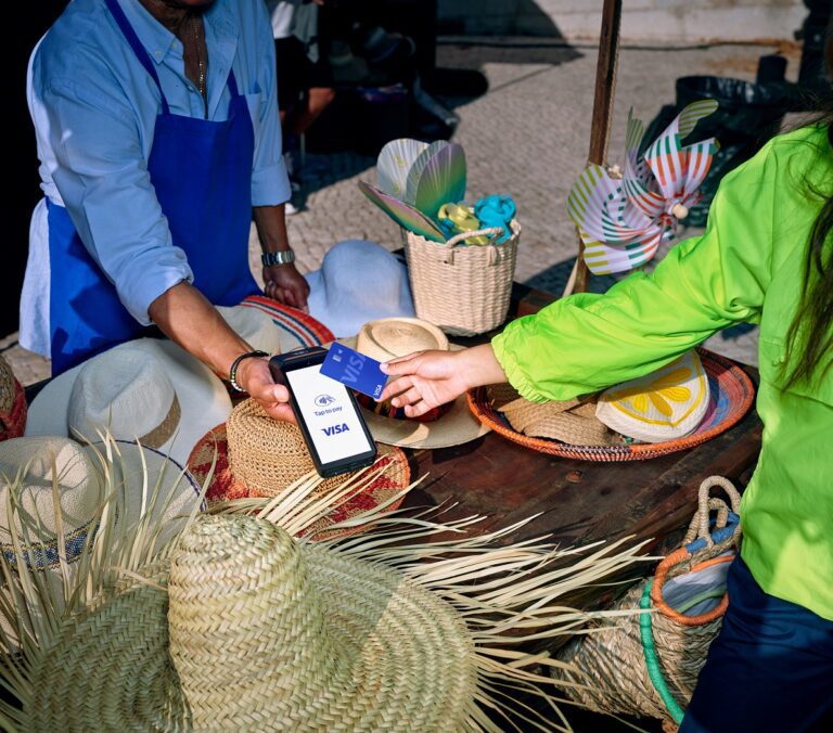 81% dintre români vor plăti digital în vacanţele lor din străinătate