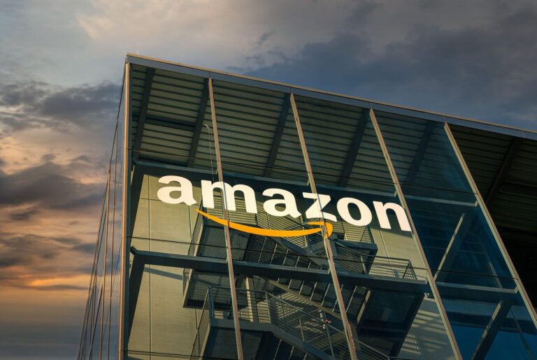 Gigantul american Amazon impune o nouă taxă, de 2% din valoarea comenzii, comercianţilor care îşi expediază singuri coletele