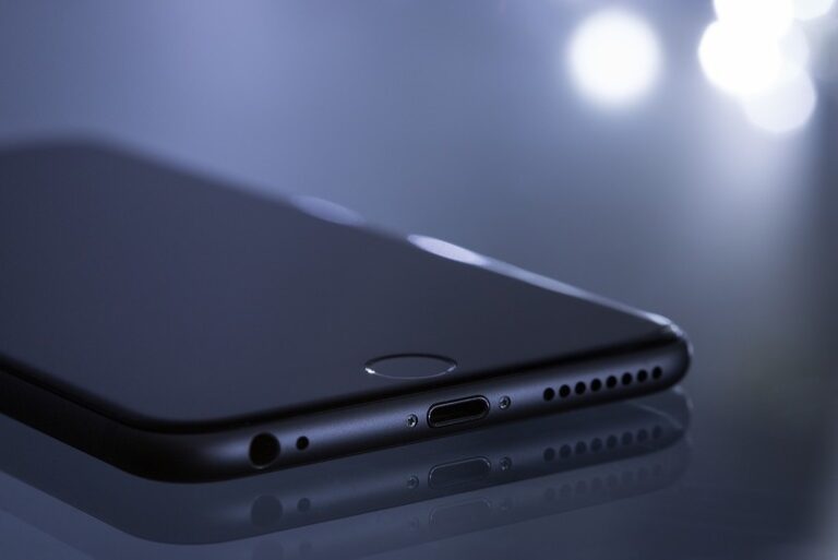 Vânzările globale de smartphone-uri au crescut în octombrie, după scăderi timp de 27 de luni