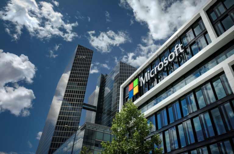 Investitorii cred că valoarea bursieră a Microsoft o va depăși pe cea a Apple în următorii 5 ani