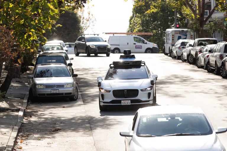 O mașină autonomă Waymo a lovit un biciclist