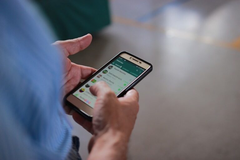 Locuitorii dintr-o localitate franceză au votat pentru interzicerea telefoanelor mobile pe stradă: „O problemă de sănătate publică”