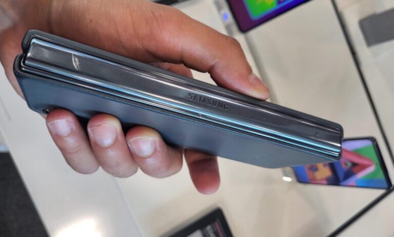 Galaxy Z Fold 4 are probleme cu murdăria. Ecranul nu se mai deschide complet