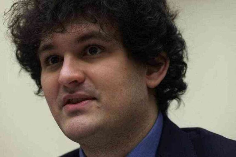 Procurori: Sam Bankman-Fried ar trebui să petreacă între 40 şi 50 de ani în închisoare după condamnarea pentru furtul a 8 miliarde de dolari de la clienţii FTX