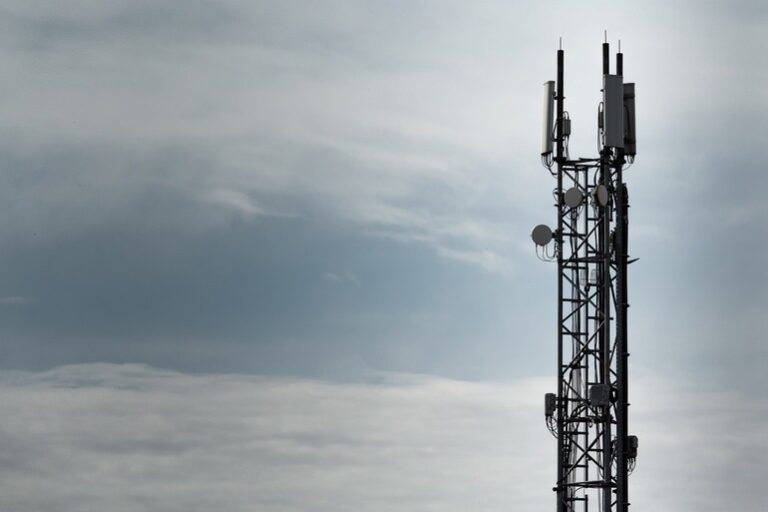 Orange și Vodafone extind proiectul-pilot al rețelei comune Open RAN 4G în anumite zone rurale din România