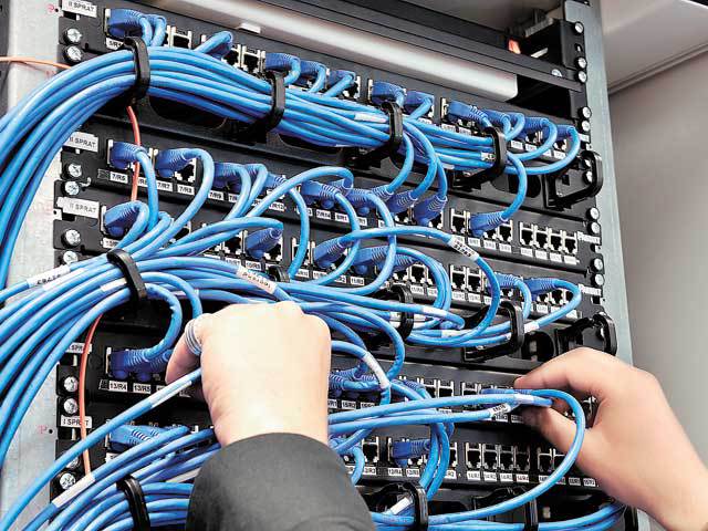 Cum a fost anul 2023 pentru giganţii din telecom: Doar Orange România şi Digi au avut profit, dar în scădere cu peste 50%; Vodafone a avut cea mai mare creştere a afacerilor şi a bătut Digi, revenind pe locul 2 pe piaţă; toţi operatorii au dat oameni afară