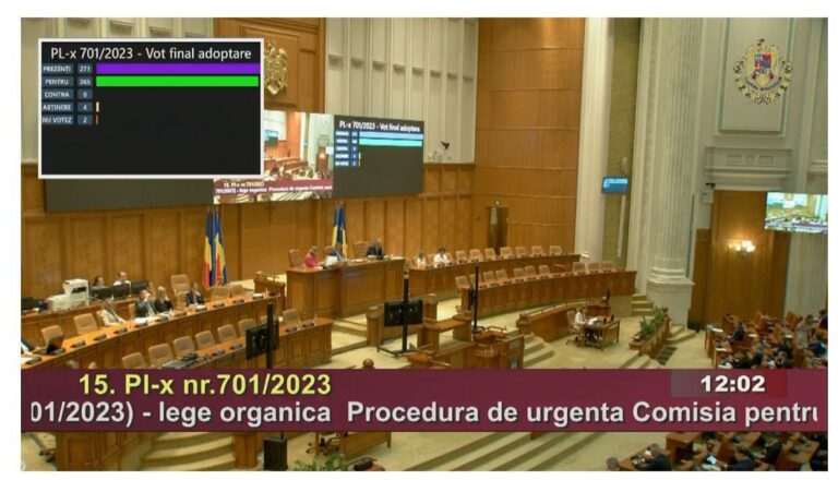 Parlamentul a adoptat o nouă lege a semnăturii electronice, modificând un act din epoca Adrian Năstase. Asociaţia patronală a firmelor de IT şi Sabin Sărmaş, fostul şef al Comisiei de IT din Camera Deputaţilor salută noua lege: este “modernă”, un antidot la “refuzul cultural” din sectorul public. Ce spun criticii