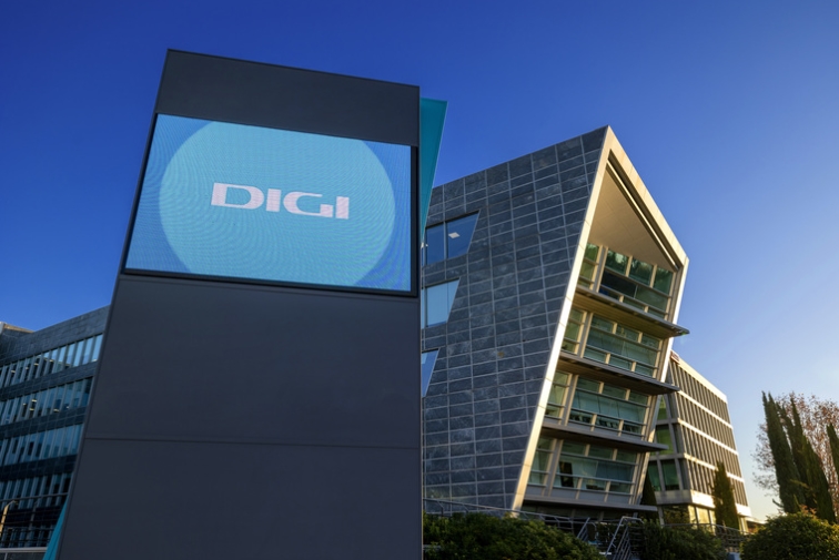 Fitch a atribuit pentru prima dată Digi Communications un rating pe termen lung de „BB” stabil. “Va continua să genereze un flux de numerar suficient de puternic în România pentru a acoperi expansiunea internațională.”