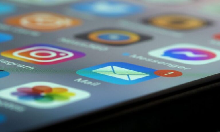 Apple va permite utilizatorilor iPhone din Europa să dezinstaleze mai multe dintre aplicațiile preinstalate