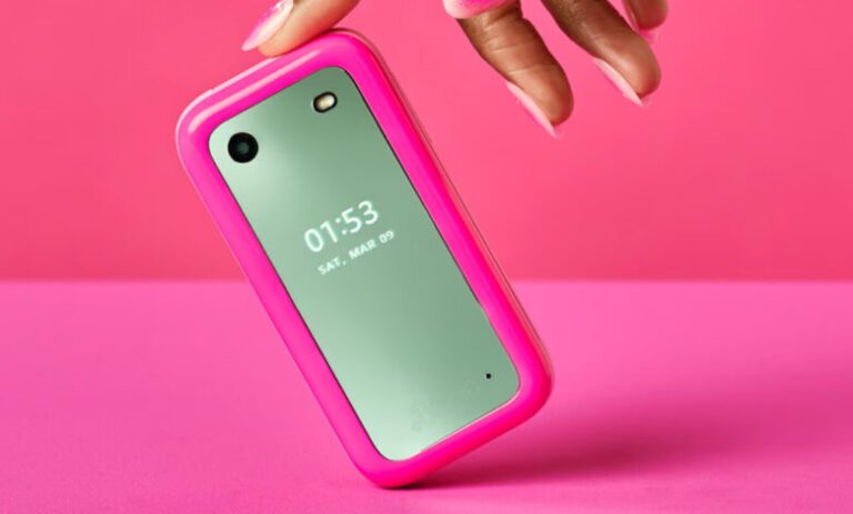 HMD a lansat Barbie Phone, un flip-phone fără funcții smart, numai bun de oferit cadou