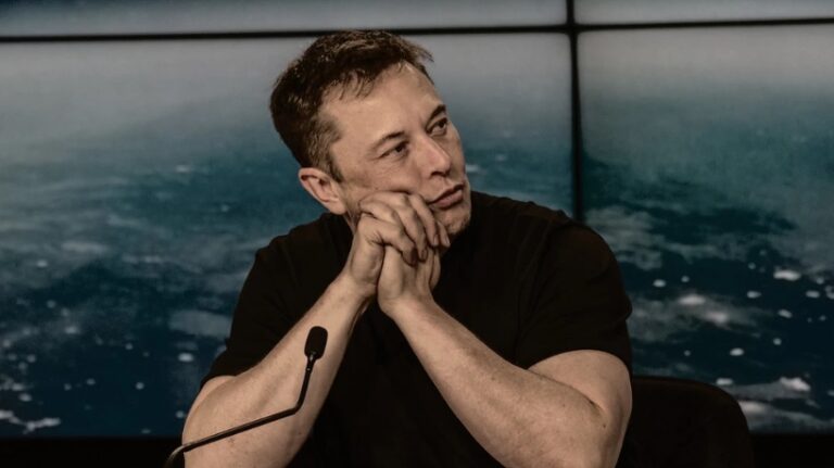Rețeaua socială X a lui Elon Musk închide operaţiunile din Brazilia