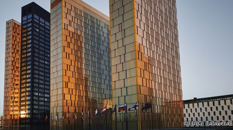 Victorie în justiţie pentru Comisia Europeană în două cazuri-cheie împotriva Apple şi Google