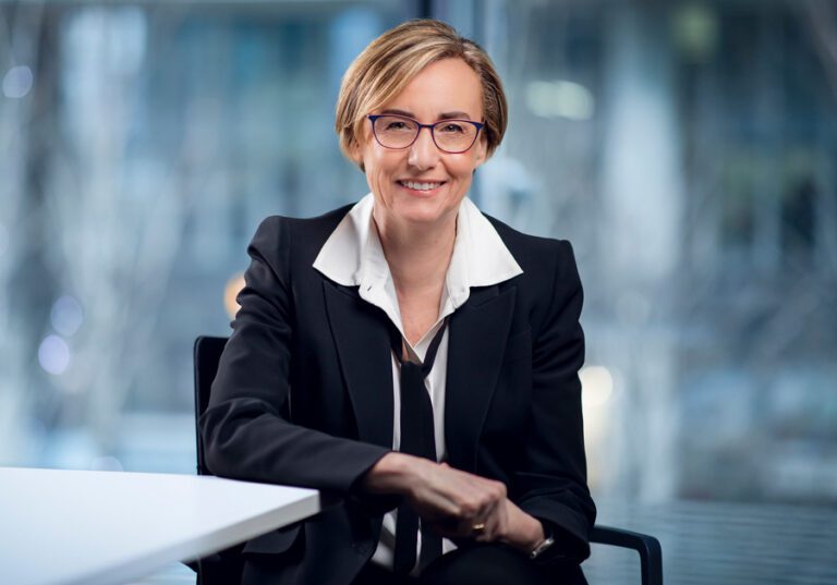 Grupul britanic Vodafone va deschide luna aceasta în România un centru de securitate cibernetică, de unde vor fi deservite mai multe pieţe europene. Margherita Della Valle, CEO al grupului Vodafone, vorbeşte despre tranzacţia de preluare a Telekom din România: Încă ne aflăm într-un stadiu incipient