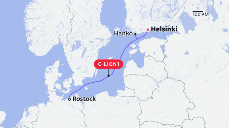 Cablu submarin de telecomunicaţii între Helsinki şi Rostock, unde NATO şi-a deschis recent un cartier general naval, rupt în în urma unui ”impact exterior”. Germania şi Finlanda, ”profund îngrijorate”, evocă ”războaie hibride” şi ameninţarea rusă şi anunţă o anchetă