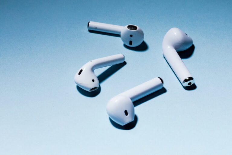 Apple lucrează la o pereche de AirPods cu camere