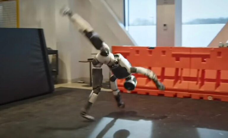 Uită de Terminator, acum există roboți care reușesc exerciții complexe de gimnastică