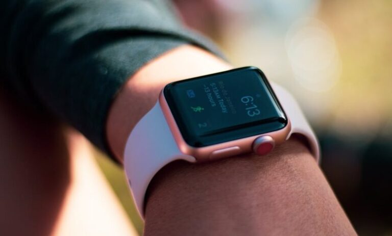 Apple ar pregăti un smartwatch cu cameră integrată și funcții AI pentru a analiza mediul înconjurător