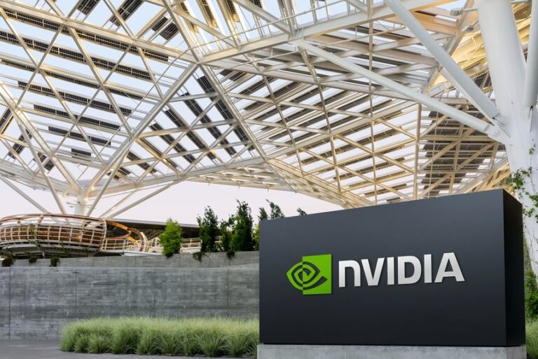 Acţiunile Nvidia au scăzut cu 30% faţă de maximul lor istoric, pe fondul vânzărilor masive de titluri din sectorul tehnologic