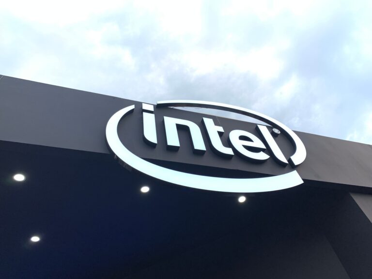 Schimbare de bun augur la Intel: Acţiunile gigantului din tehnologie cresc cu peste 15% după ce compania şi-a ales un nou CEO. „Numirea lui Tan la conducerea Intel este cea mai bună veste la care acţionarii puteau spera”