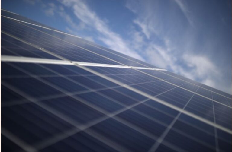 Bursă. Divizia de energie regenerabilă a Visual Fan (Allview) a semnat un contract de 5,4 mil. euro pentru dezvoltarea unui parc fotovoltaic în Reşiţa