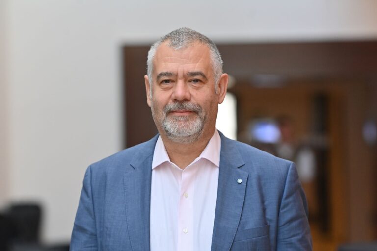 Bursă: AROBS, cea mai mare companie de tehnologie de la BVB, cumpără integral SVT Electronics, dezvoltator local de soluţii digitale pentru tahografe, cu afaceri de 11 mil. lei
