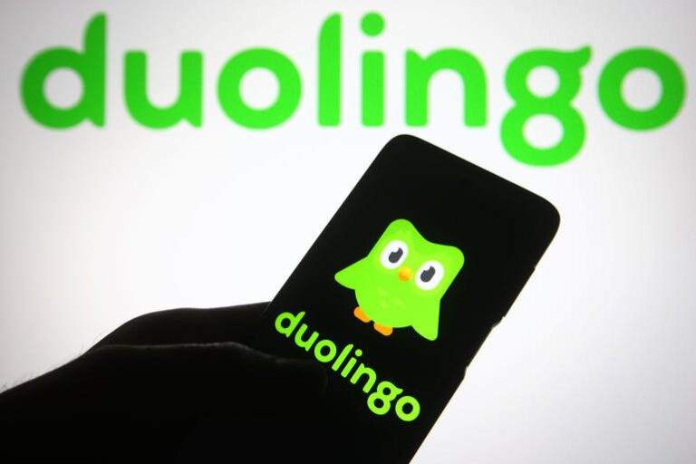 Duolingo înlocuiește contractorii cu inteligența artificială