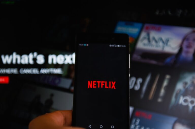 Netflix creşte veniturile, dar nu mai raportează numărul de abonaţi