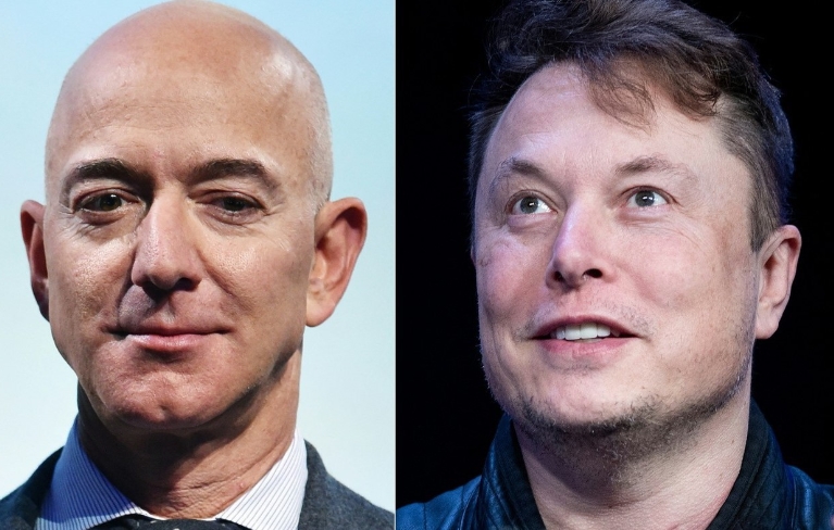 Jeff Bezos, în luptă cu Elon Musk. Amazon lansează în orbită primii sateliţi de internet din proiectul Kuiper prin care face concurenţă proiectului Starlink