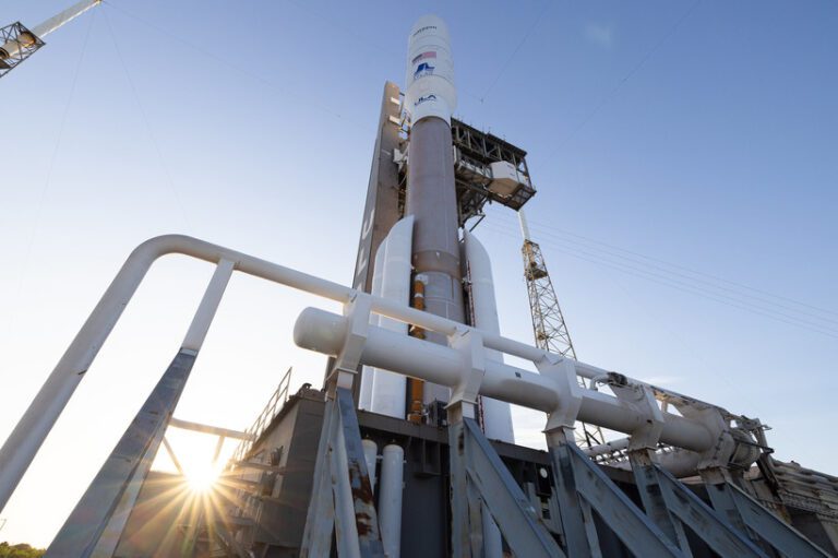 Jeff Bezos îşi lansează propria constelaţie de sateliţi, concurându-l pe Elon Musk – VIDEO