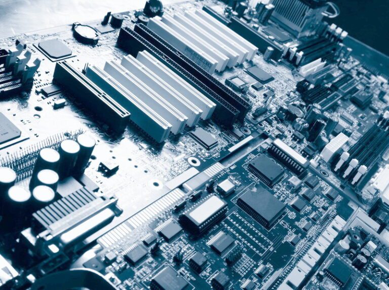 Auditori: UE nu-şi va atinge ţintele privind producţia de semiconductori setate pentru 2030