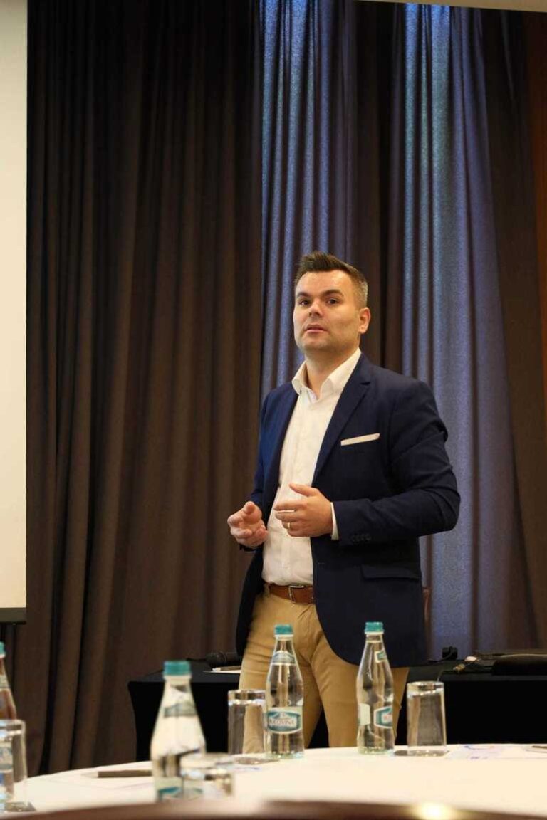 Chinezii ZTE vor să dubleze cota de piață în România: Negociem cu Altex și Flanco