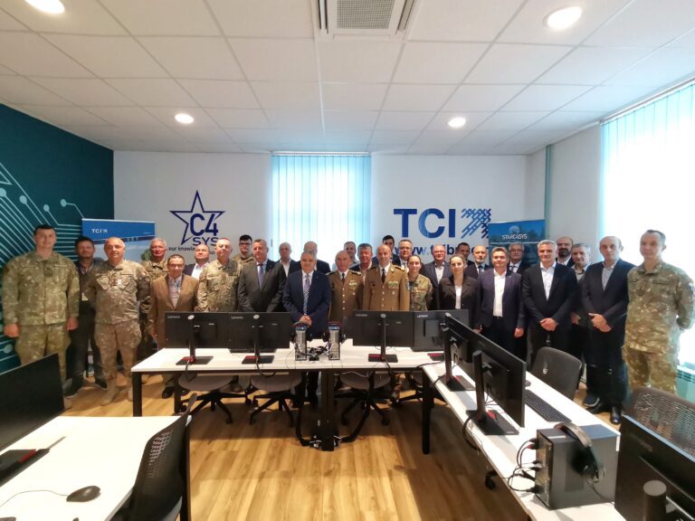 Premieră națională la Școala de Instruire pentru Comunicații, Tehnologia Informației și Apărare Cibernetică din Sibiu a MApN: Inaugurarea laboratorului “Monitorizare spectru electromagnetic și semnale GPS”, donație a firmei cu capital 100% românesc StarC4Sys