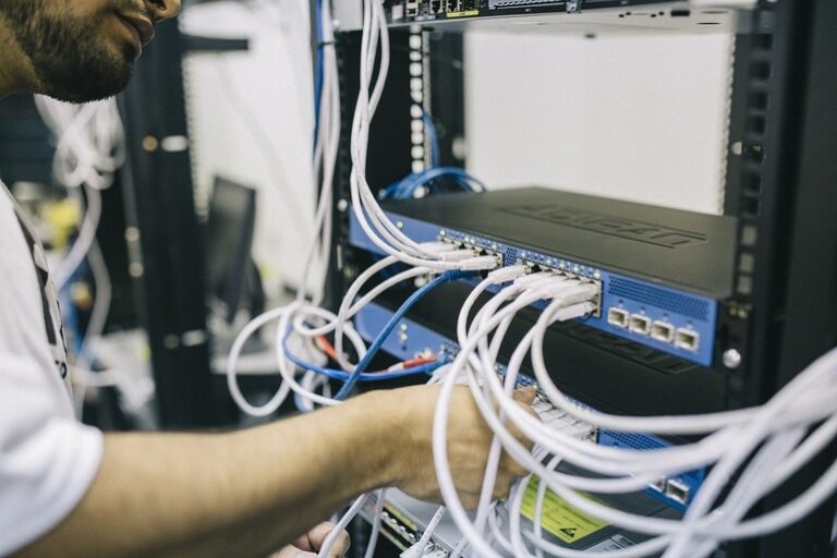 Continuă declinul afacerilor Huawei în România
