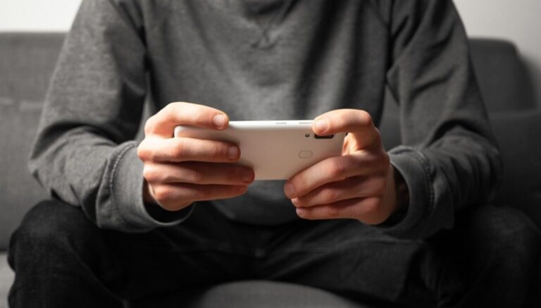 Estonia nu interzice telefoanele în școli și chiar face un pas înainte cu AI pentru elevi