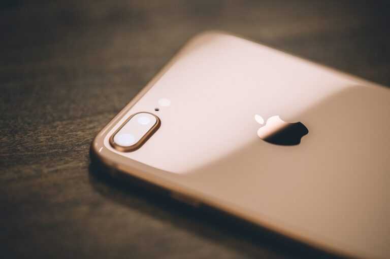 Apple, dată în judecată de acţionari pentru presupusa exagerare a progresului în domeniul inteligenţei artificiale
