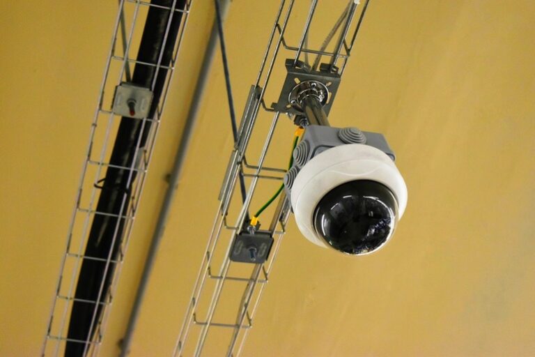 Mii de locuitori din Milano sunt protagoniștii unor filmări făcute de camere spion și distribuite apoi pe internet