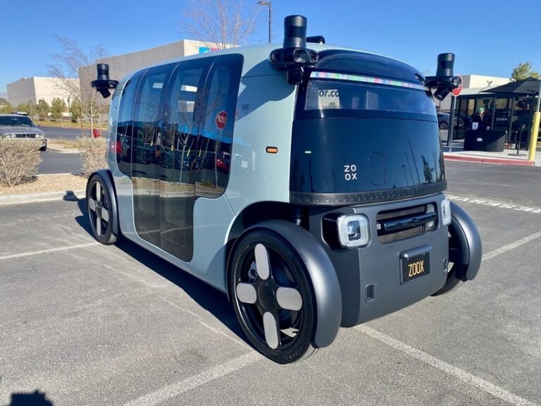 Zoox, deţinută de Amazon, deschide prima sa fabrică de robotaxiuri şi intră în competiţie directă cu Tesla şi Waymo